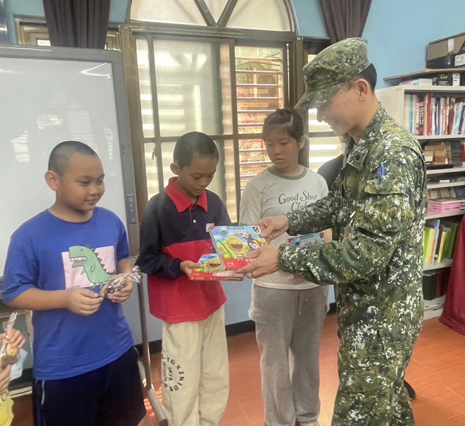 陆军步兵第249旅「龙虎爱心社」邀集热衷爱心公益的官兵，提前陪伴幼童们欢度儿童节。(249旅提供)