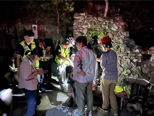 砂卡当步道有2名加拿大籍游客受困，其中女性游客遭落石砸伤，现场救护人员先做创伤处置，再送医治疗。（消防署提供）