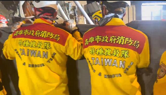 晚间9时10分左右，康女的遗体脱困，被送至花莲市立殡仪馆。（消防署提供）