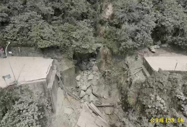 蘇花路廊大清水隧道北口的下清水橋斷裂，空拍畫面相當驚悚。（公路局提供／李欣恬台北傳真）