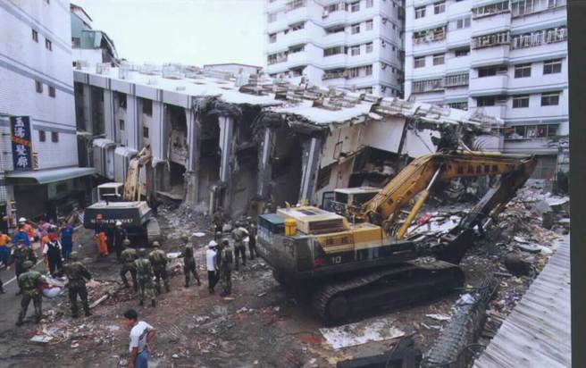 圖為921大地震後，新莊博士的家倒塌。(圖／報系資料照)