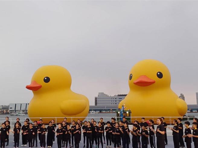 黄色小鸭在2024高雄灯会游回爱河湾，展期1个月，吸引逾900万人次圣，创下百万观光产值。(资料照片)