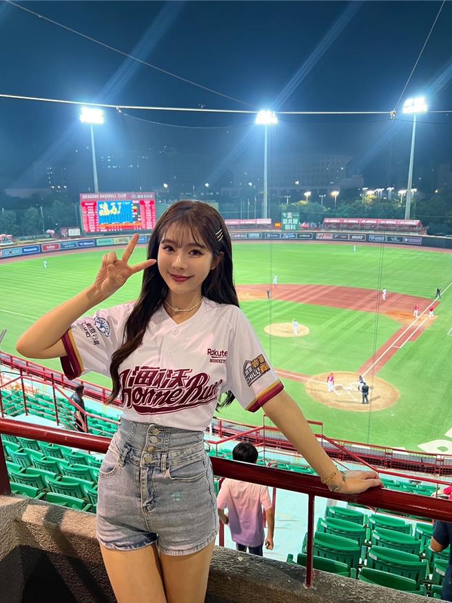 倪暄3日现身天母棒球场，替乐天桃猿加油。（经纪人提供）