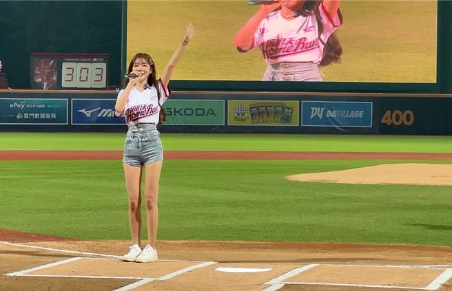 倪暄惊喜担任开球嘉宾。（经纪人提供）