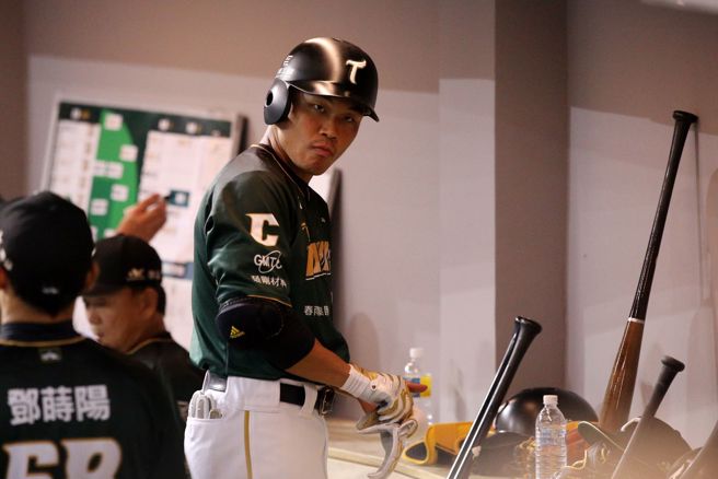 「大王」王柏融7局上敲出適時安打幫助台鋼雄鷹取得超前分。（杜宜諳攝）