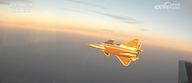 去年《央视新闻》曾释出金色的隐身战机歼-20画面。（翻摄央视新闻）