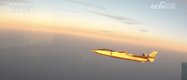 金色的歼-20。（翻摄央视新闻）