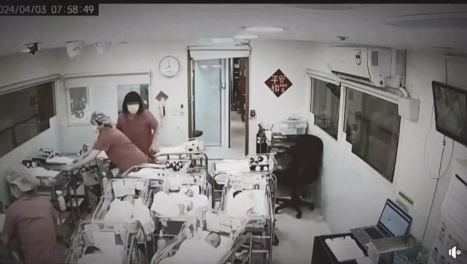 網路流出醫院產房監視器，地震發生當時，多名護理師用身體保護14床新生兒。（翻攝爆料公社）