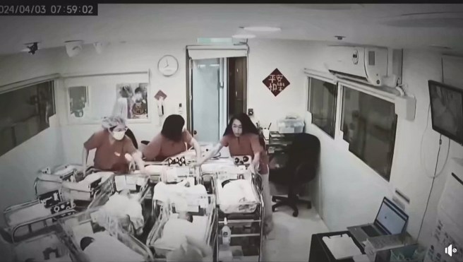 網路流出醫院產房監視器，地震發生當時，多名護理師用身體保護14床新生兒。（翻攝爆料公社）