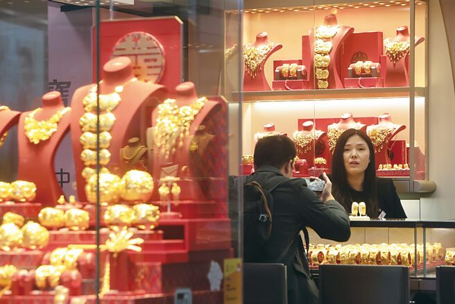 大陆黄金企业的多地门市近期掀起无预警关门潮，其中不乏大陆央企在内。图／中新社