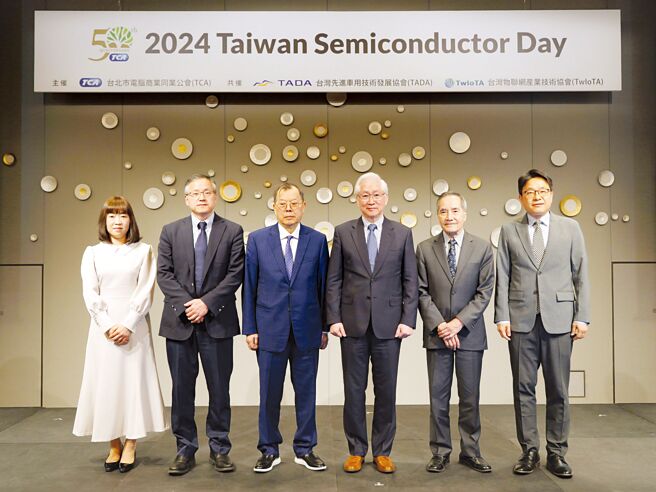 台湾半导体日论坛4月2日东京登场，由左至右依序为：台北市电脑公会副总干事杨樱姿、爱普科技董事长陈文良博士、力积电创办人暨台湾先进车用技术协会（TADA）理事长黄崇仁博士、国科会吴政忠主任委员、国立清华大学半导体研究学院院长暨台积电-清大联合研发中心主任林本坚博士、《晶片岛上的光芒》作者暨今周刊顾问林宏文。图／台北市电脑公会