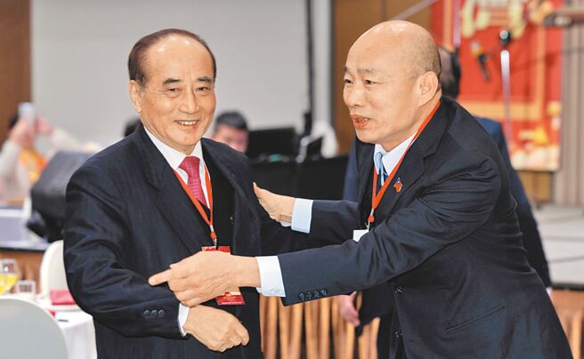 前立法院長王金平應以他的聲望地位，呼籲甚至推動國民黨內路線大辯論，找出合理有利的黨內「多數共識」。圖為王金平出席民主基金會與立法院長韓國瑜合照。（本報資料照片）