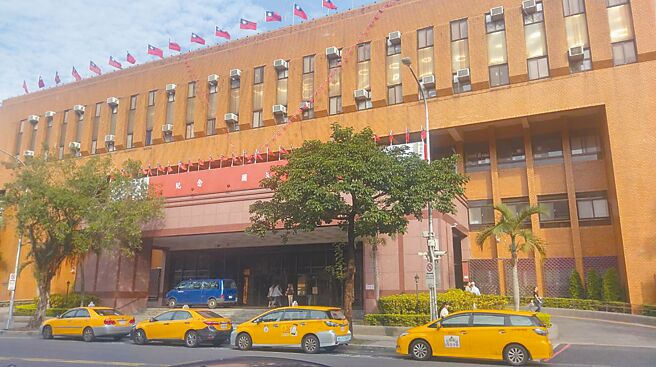 保健食品业者仿效「剥皮酒店」手法，招募辣妹销售员，以话术哄骗男性购买保健品，台北地检署依诈欺、洗钱等罪起诉。（陈志贤摄）