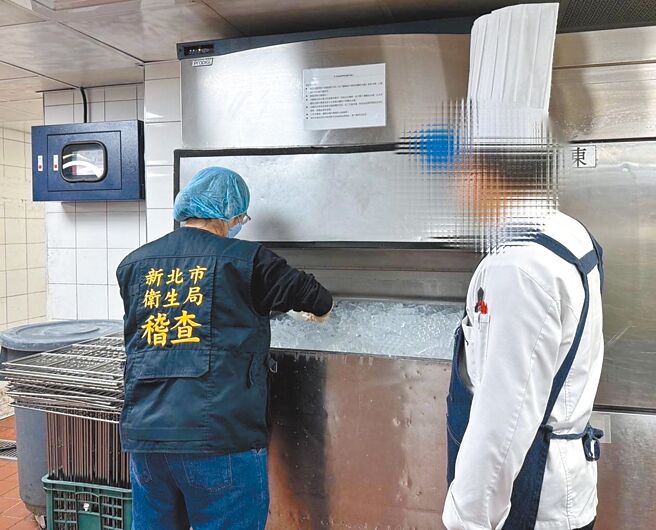 新北市頤品大飯店新莊晶冠館協辦屈臣氏公司春酒，傳出62人疑因食物中毒出現腸胃不適，並有9人就醫，被新北市衛生局勒令暫停營業，稽查人員前往採集檢體檢測。（新北市衛生局提供／柯毓庭新北傳真）