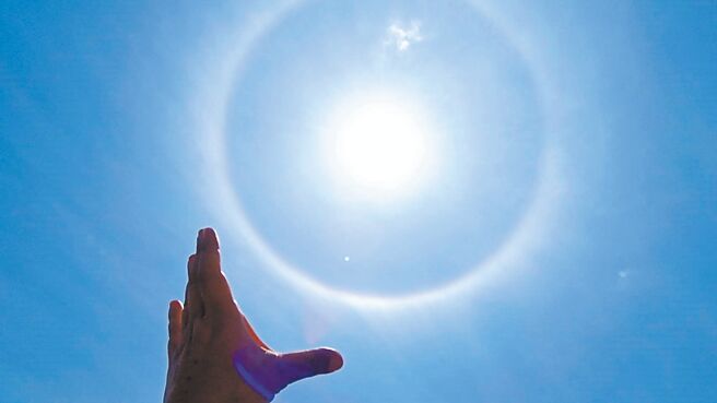 台东2日出现日晕，内外圈分别呈现红、紫双色。（读者提供／萧嘉蕙台东传真）