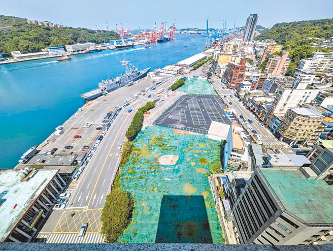 基隆市威海营区基地将在基隆市政府、交通部航港局、国防部军备局、国产署等单位合作下联合开发，航港局初步规画为主题式复合商场搭配旅馆、停车空间。（张志康摄）