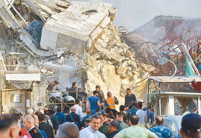 伊朗驻叙利亚首都的使馆1日遭以色列空袭，导致伊斯兰革命卫队的两名将军和五名军官丧生。（新华社）