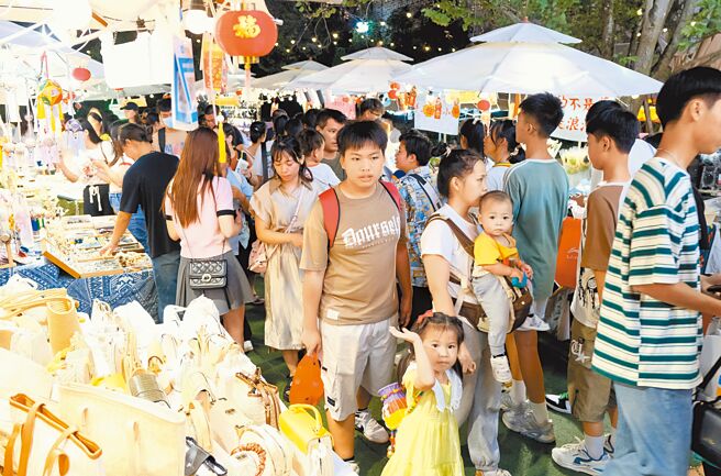 由於大陸應對經濟挑戰尚欠缺共識，前AIT台北辦事處長包道格近日透露，中共要到6月才會召開二十屆三中全會。圖為廣西南寧夜市。（新華社）