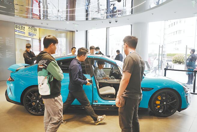 小米SU7近日上市引起新一陣新能源車旋風。圖為小米之家上海徐匯百聯汽車旗艦店，民眾試駕小米SU7。（中新社）