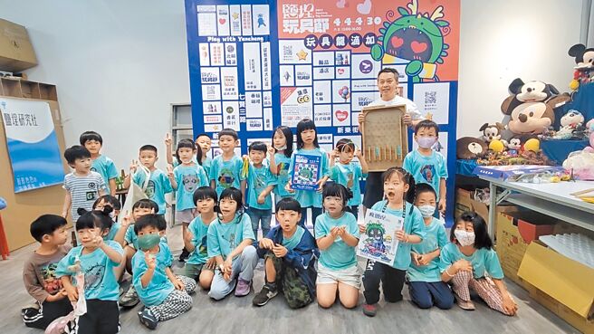 第三屆「鹽埕玩具節」4日熱鬧登場，「高雄市鹽埕研究社」今年攜手23家鹽埕在地商家，民眾觀光消費就能集點玩戳戳樂，最受矚目大獎是高達50公分的哥吉拉公仔。（高雄市鹽埕研究社提供／袁庭堯高雄傳真）