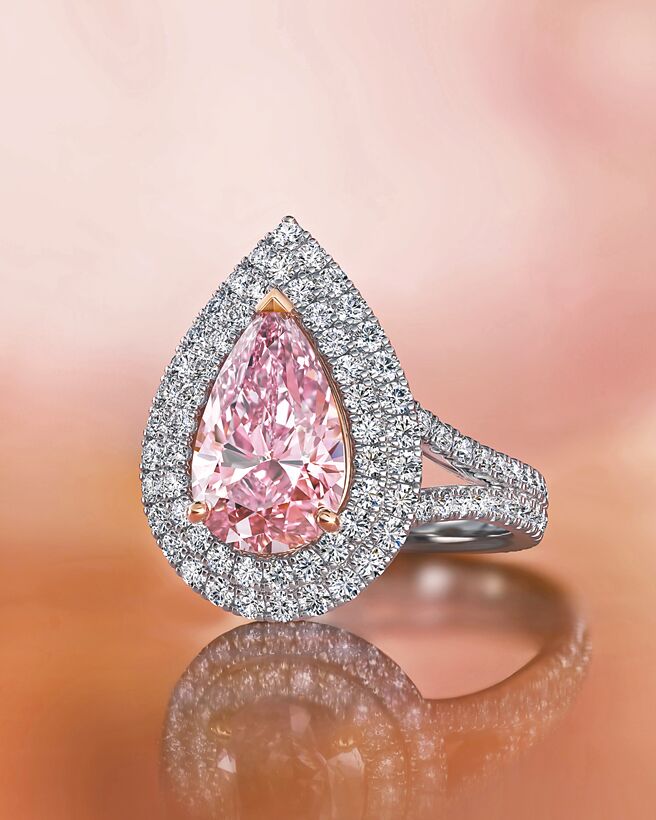 De Beers Aura Double Halo梨形切割粉红钻戒指，主石为2.13克拉带紫色粉红钻。（De Beers提供）