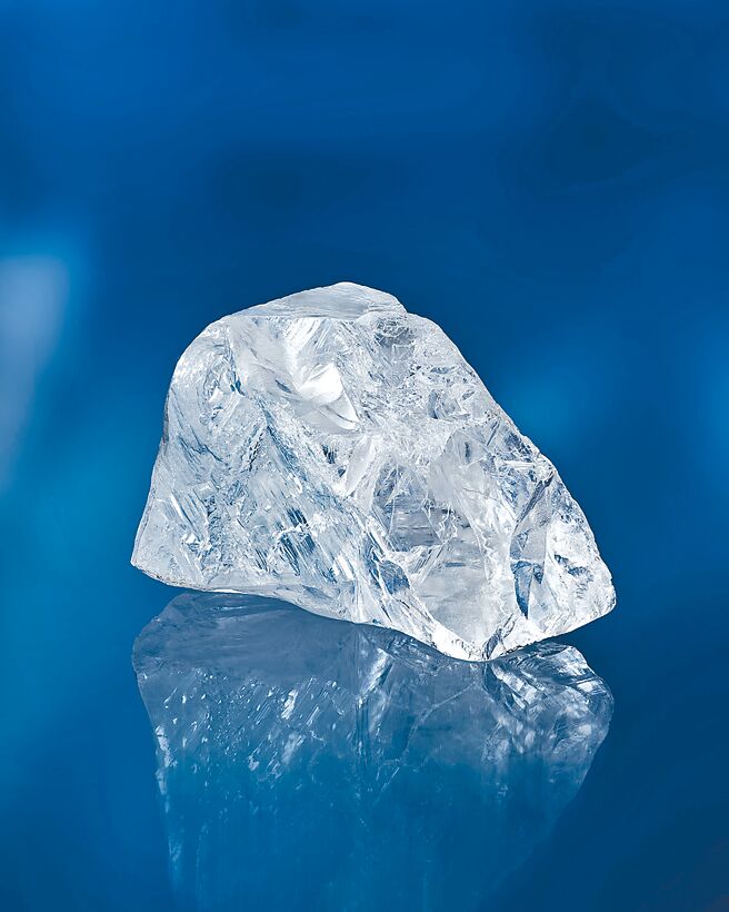 De Beers珠宝展登台，将展出一颗近111.95克拉钻石原石，是千载难逢、难得一见的珍宝。（De Beers提供）