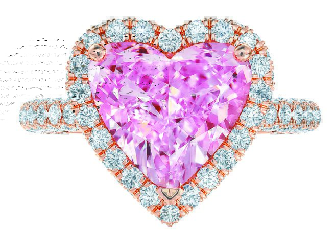 De Beers Aura心型切割粉红钻戒指，主石为3.47克拉淡彩带紫色的粉红钻。（De Beers提供）