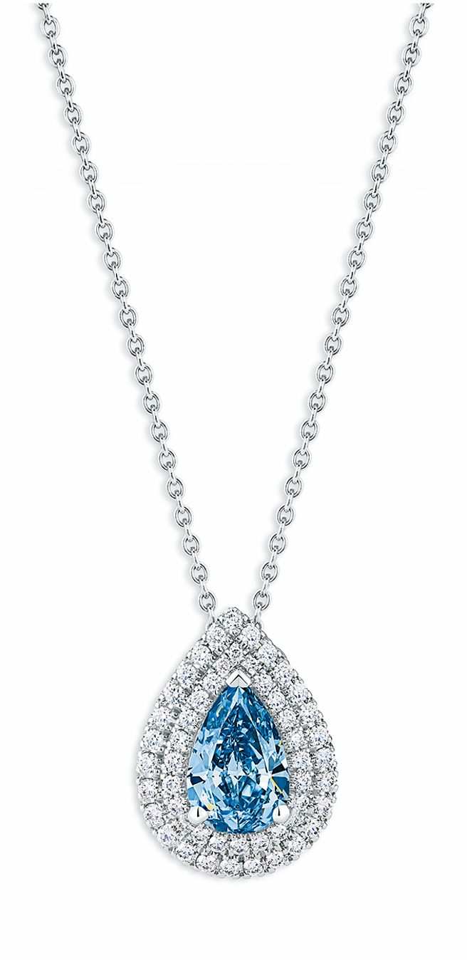 De Beers Aura Double Halo蓝钻项炼，主石为重达1.26克拉蓝钻。（De Beers提供）