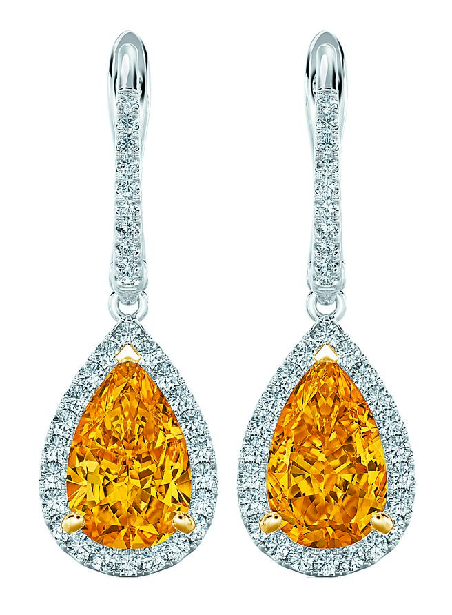 De Beers Aura梨形切割橘钻耳环，主石为两颗各逾1克拉橘钻。（De Beers提供）
