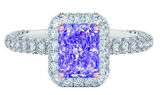 De Beers Aura雷迪恩式切割紫钻戒指，主石为1.09克拉紫钻。（De Beers提供）