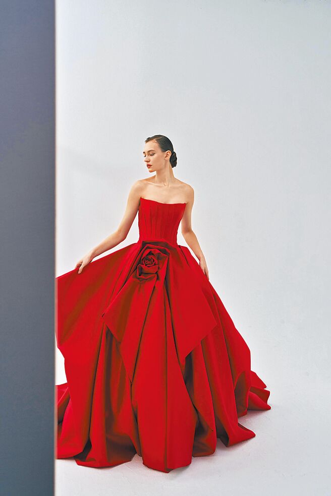 LinLi Boutique花系列，紅色緞面晚禮服《Rose薔薇》，使用明豔亮紅絲毛緞布做整件立體剪裁結構。（LinLi Boutique提供）