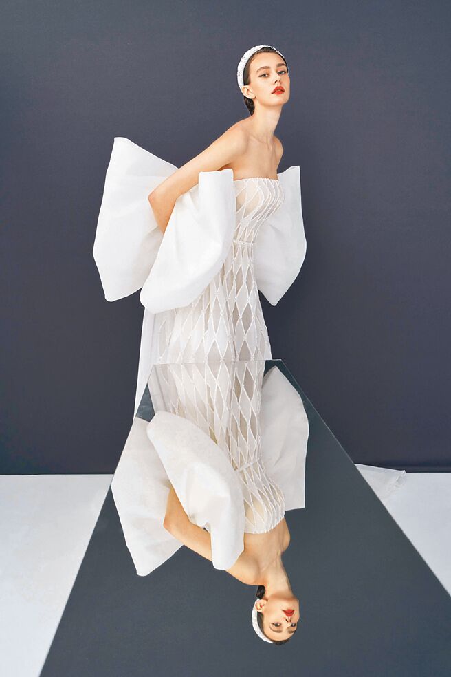 LinLi Boutique花系列，菱格紋透膚白紗重量輕，閃亮的縫珠和大蝴蝶結疊加出豐富視覺。（LinLi Boutique提供）