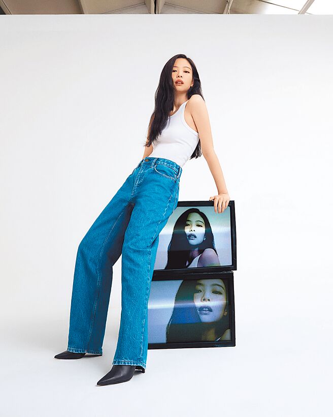 Jennie以白背心搭配丹寧裤时髦有型。（Calvin Klein提供）