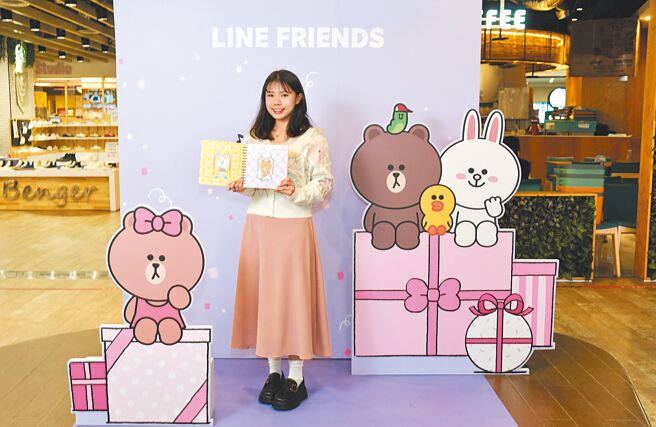 Global Mall美好购物节携手LINE FRIENDS推多款实用限定会员礼，包括笔记本、能量补给瓶等。（Global Mall提供）