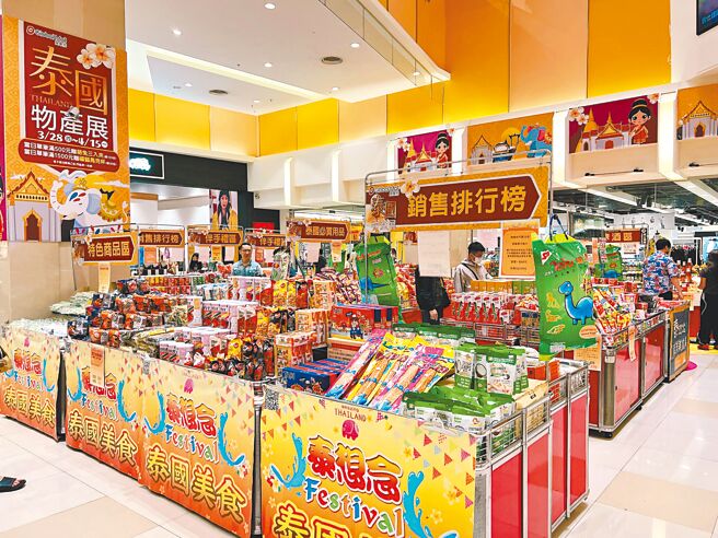 Global Mall屏东市店于1楼设置「泰国物产展」，超过上百项的泰式零食、伴手礼，让粉丝彷佛畅游泰国。（Global Mall提供）