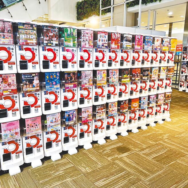 Global Mall新北中和店的「GBO万代官方扭蛋专卖快闪店」推最新平面扭蛋机，杯垫、扇子等都能扭。（Global Mall提供）