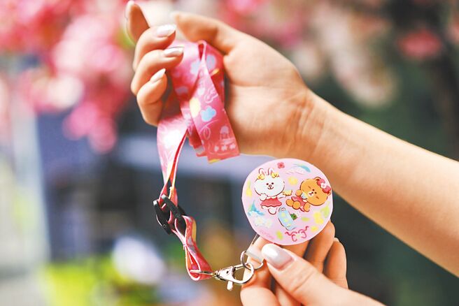 4月17日前加入Global Mall会员，凭消费满额发票可换「LINE FRIENDS人气明星手机挂绳」。（Global Mall提供）