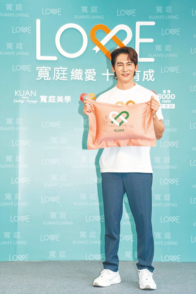 温昇豪出席寬庭美學與陽光基金會合作的「寬庭織愛 十年有成」公益活動，推銷愛心小抱枕。（石智中攝）