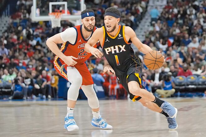 太陽後衛布克（右）對鵜鶘切入如入無人之境。（美聯社）