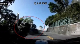 花莲大地震》生死瞬间！苏花改「巨石」夹杀轿车 30秒急速倒车画面曝