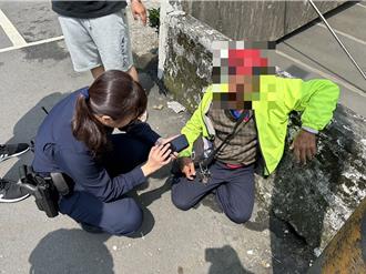 老翁倒臥公車站翻白眼   金山警即刻救援送醫