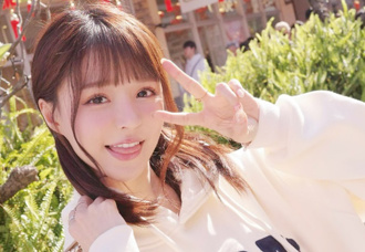 「呆萌女神」元元絕美街拍照曝光 雙腿交叉洩邪惡視角  