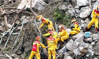 花莲强震第10死！男遭小锥麓步道落石活埋身亡 搜救画面曝