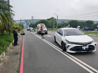 新北雙載機車突往左偏 轎車閃避不及追撞3人傷