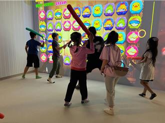 欢度儿童节 彰化家扶儿畅游魔法城堡