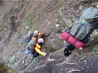 花蓮強震山區路險搶救困難　空勤直升機馳援「南鞍營地」救援吊掛