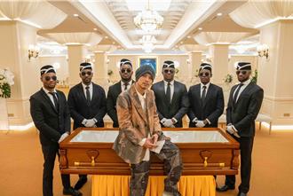 黃明志靈堂躺棺畫面曝光 揭辦告別式主因：精神和身體出狀況