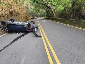 山道猴跑山失控自撞山壁 車子「烏龜翻」駕駛乘客都受傷