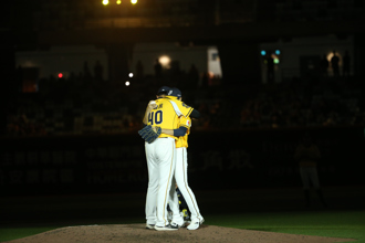 中職》官大元淚崩投出生涯最後一球 在大巨蛋辦畢業典禮史上第1人