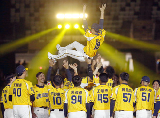 中職》非科班到大巨蛋引退 「轉運手」官大元退休後展開第二人生